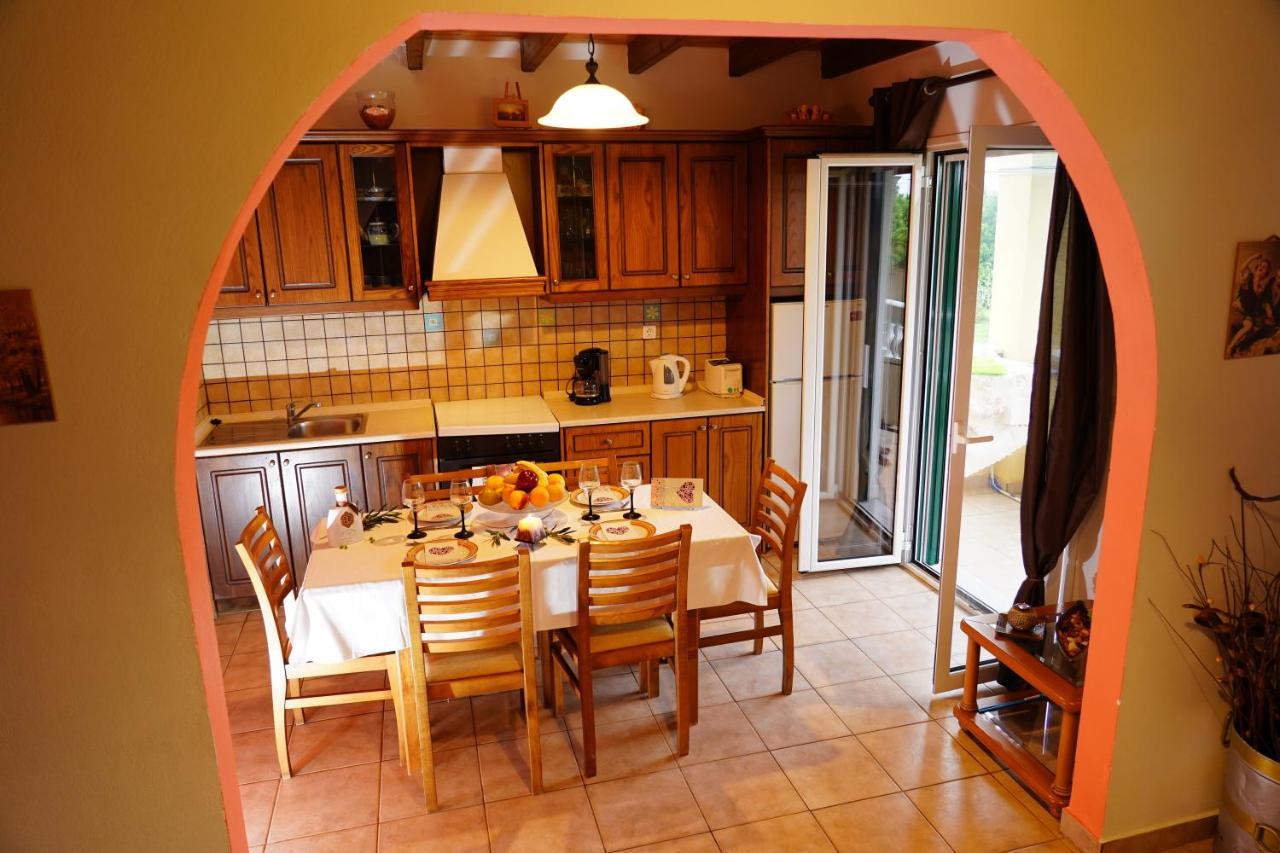 Stefanias Appartments Agios Matthaios  Ngoại thất bức ảnh